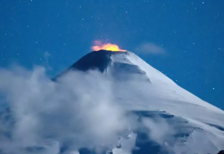 Cámaras capturan nueva explosión en el Volcán Villarrica