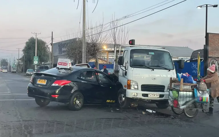 Choque entre camión y taxi colectivo en Curicó