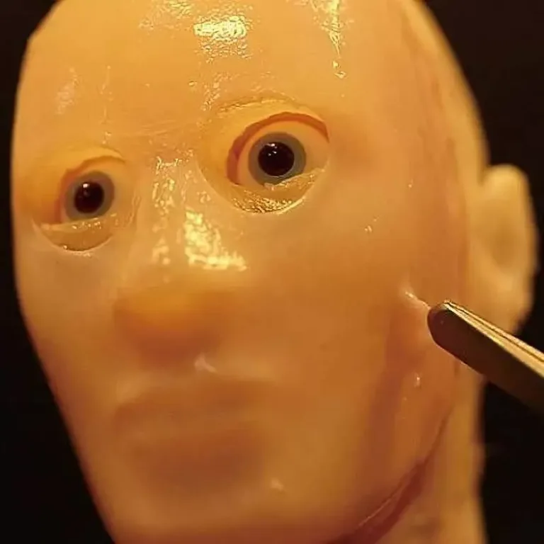 Científicos japoneses innovan con piel artificial que permite expresiones faciales realistas en robots