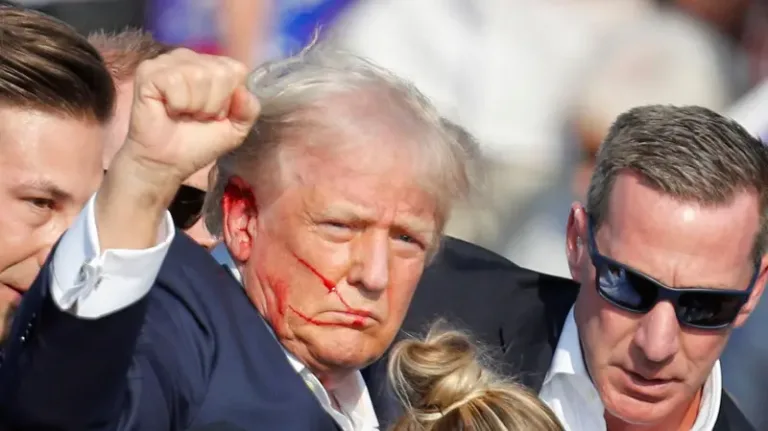 El expresidente Donald Trump es evacuado de un mitin tras tiroteo en Pensilvania (Videos)