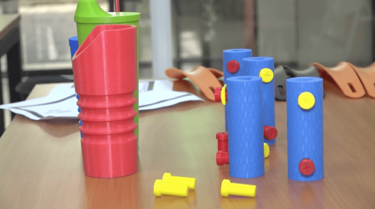 Estudiantes desarrollan piezas 3D para prótesis de niños atendidos en la Teletón