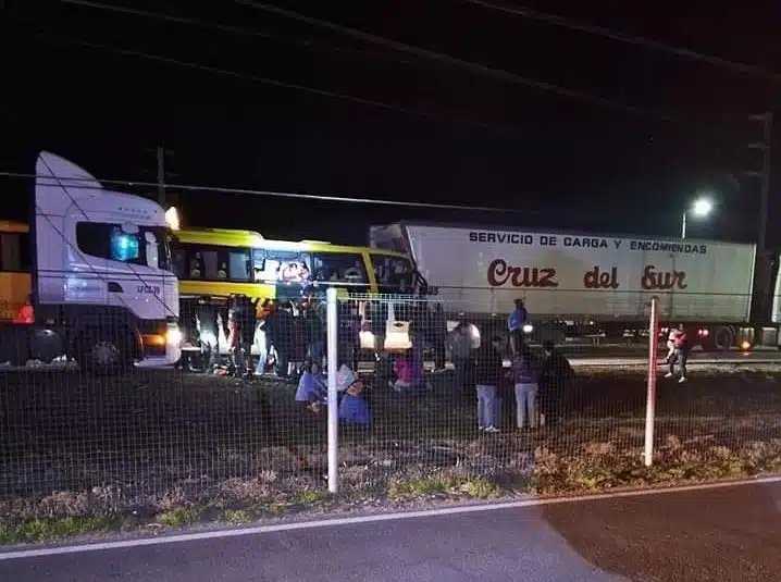Accidente de tránsito en ruta 5 cerca de Paine: Dos fallecidos y 15 heridos en colisión entre bus y camión