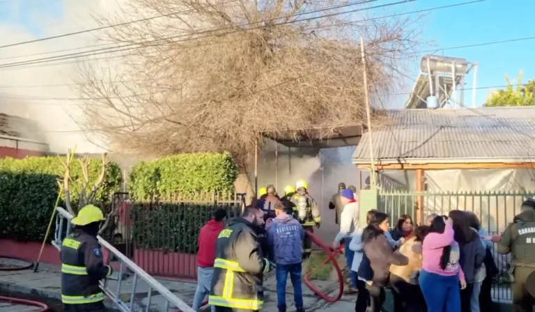 Incendio destruye vivienda y deja otra con afectación en Lontué Incendio destruye vivienda y deja otra con afectación en Lontué
