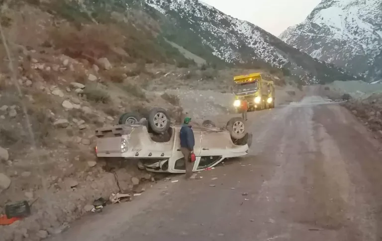 Camioneta que vuelca en la Ruta J-55 deja a dos personas lesionadas