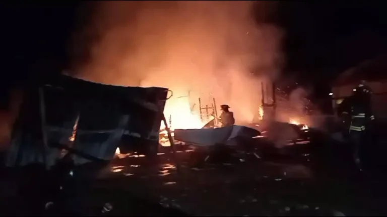 Incendio en Molina deja siete personas damnificadas (Video) Incendio en Molina deja siete personas damnificadas (Video)