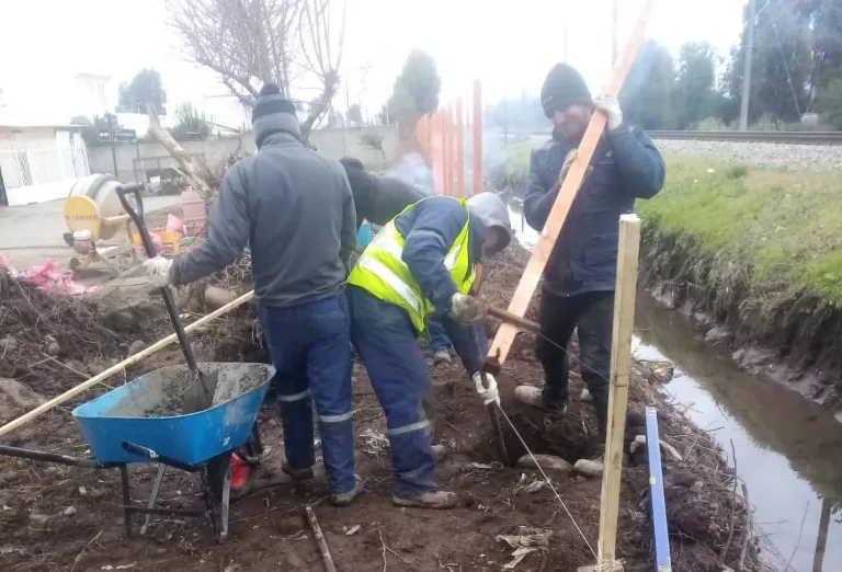 Intensifican limpieza de canales en Curicó para prevenir inundaciones