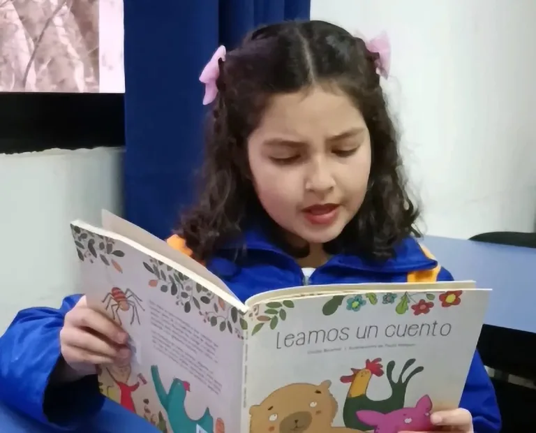 Joaquina Pérez de la Escuela San Rafael destaca como ganadora regional en el concurso «El Placer de Oír Leer»