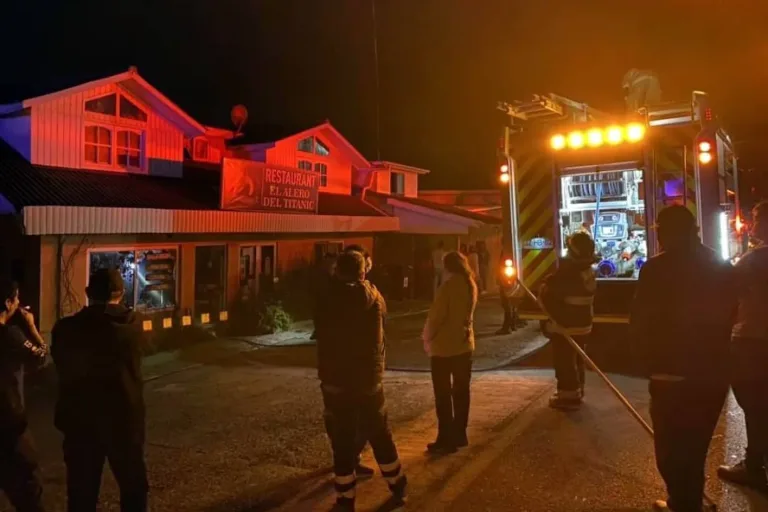 Principio de incendio afecto a Restaurant El Alero del Titanic en Duao