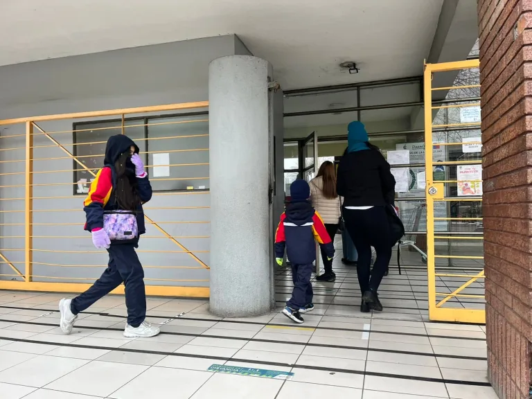 Horarios escolares flexibles en Curicó para enfrentar frío reciben aprobación de padres y apoderados