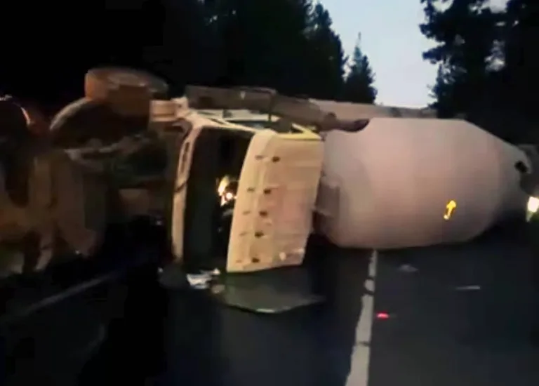 Camión que transportaba concreto volcó en la ruta que une Curepto con Pencahue, dejando un lesionado de consideración