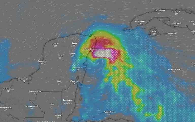 Huracán Beryl afecta la península de Yucatán, en México, con condiciones extremas