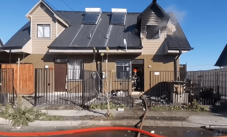 Incendio deja una familia damnificada en Curicó (Video)