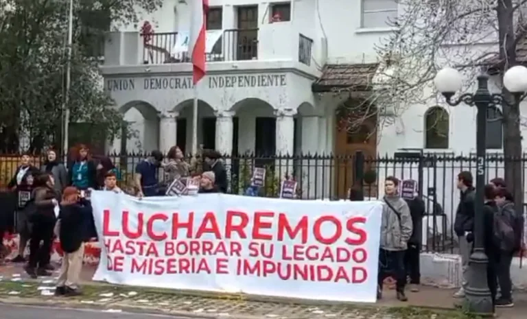 Exigen la renuncia del senador Javier Macaya, quien defendió públicamente a su padre, condenado por abusos sexuales