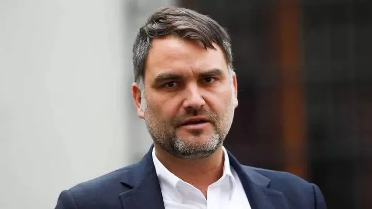 Senador Javier Macaya renuncia a la Presidencia de la UDI tras controversia judicial que involucra a su padre Senador Javier Macaya renuncia a la Presidencia de la UDI tras controversia judicial que involucra a su padre
