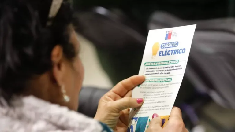 Alerta en Curicó: Sujetos estafan a adultos mayores ofreciendo un falso subsidio eléctrico