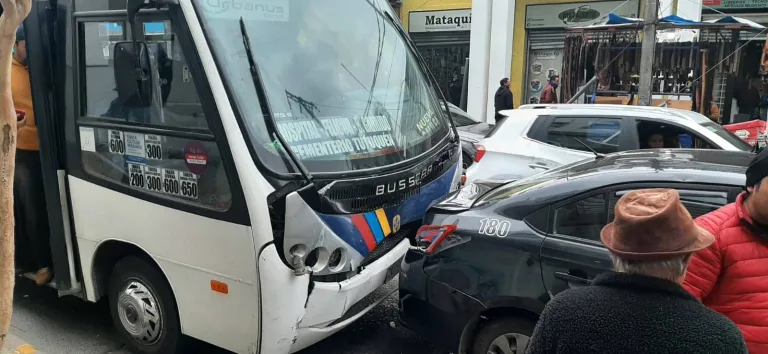 Accidente de tránsito en Curicó involucra a cuatro vehículos y deja dos lesionados