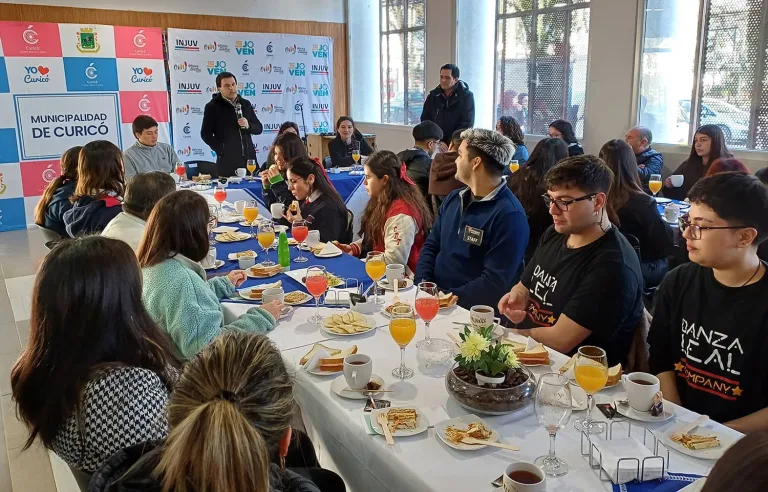 Curicó celebra el Mes de la Juventud con un desayuno especial en el Teatro Provincial
