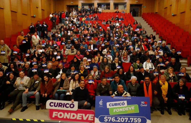 Curicó impulsa el desarrollo vecinal con la entrega de recursos del FONDEVE