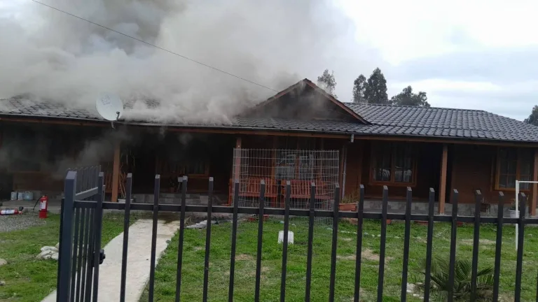 Incendio afecta vivienda y provoca evacuación de Jardín Infantil en Molina Incendio afecta vivienda y provoca evacuación de Jardín Infantil en Molina