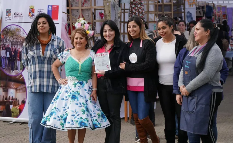 Más de 100 emprendedoras participan en la Expo Mujeres Market Maule en la Plaza de Armas de Constitución