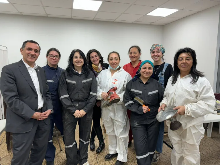 Mujeres curicanas transforman lo antiguo en arte y oportunidad a través de un curso de restauración