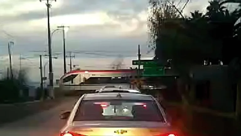 Ocupantes de vehículo se dan a la fuga tras no respetar señal de pare y ser colisionados por tren de pasajeros