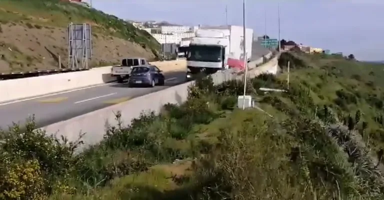 Video muestra cómo un camión baja por el Camino La Pólvora sin conductor y sin frenos, provocando caos en Valparaíso