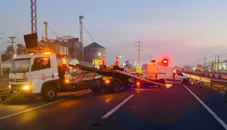 Vehículo se incendia tras accidente de tránsito en la Ruta 5 Sur, Talca Vehículo se incendia tras accidente de tránsito en la Ruta 5 Sur, Talca