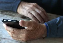 adulto-mayor-telefono