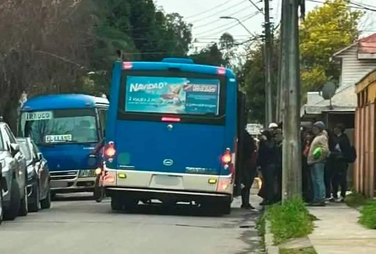 Detienen a sujeto por agresión a menor en minibús de Rauco a Curicó Detienen a sujeto por agresión a menor en minibús de Rauco a Curicó