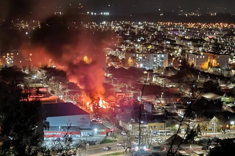 Voraz incendio consume vivienda en población Manuel Rodríguez de Curicó (Video)
