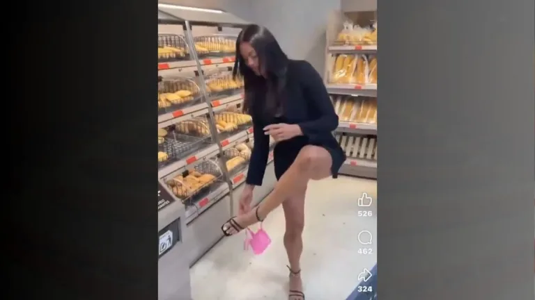 Polémica en redes sociales por mujer que se saca ropa interior y la deja sobre el pan en un supermercado (Video)