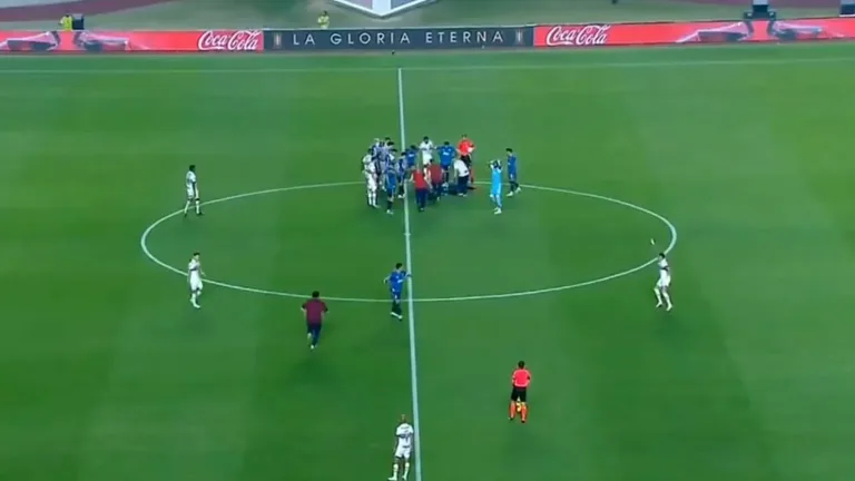 Jugador de Sao Paulo se desploma en la cancha durante un partido de la Copa Libertadores Jugador de Sao Paulo se desploma en la cancha durante un partido de la Copa Libertadores