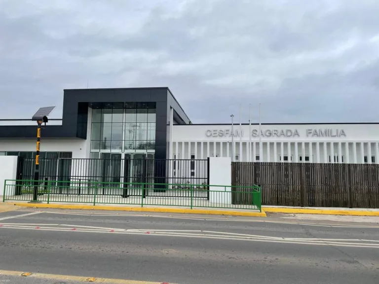 Ex concejal de Sagrada Familia protagoniza un altercado que culminó con amenazas y daños en el CESFAM de la comuna