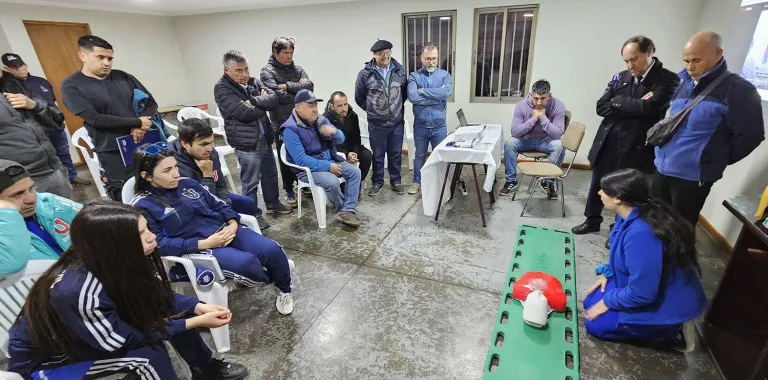 Clubes Deportivos de Curicó se capacitan en uso del desfibrilador para emergencias cardiacas Clubes Deportivos de Curicó se capacitan en uso del desfibrilador para emergencias cardiacas