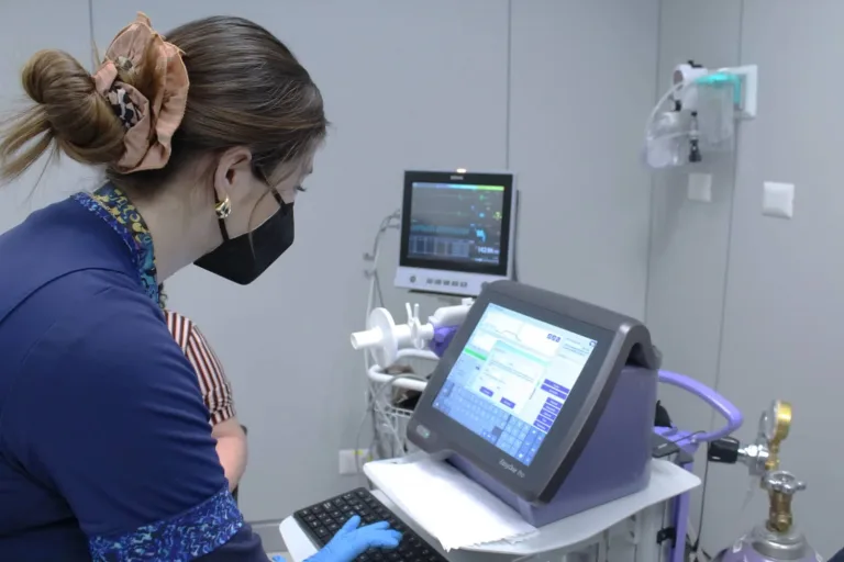 El Hospital de Curicó integra un avanzado examen pulmonar para mejorar el diagnóstico y tratamiento de pacientes El Hospital de Curicó integra un avanzado examen pulmonar para mejorar el diagnóstico y tratamiento de pacientes
