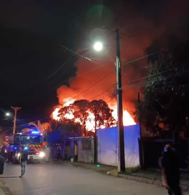 Incendio destruyó vivienda en sector oriente de Linares Incendio destruyó vivienda en sector oriente de Linares
