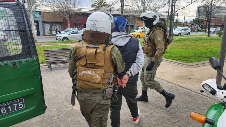 Carabineros detiene a tres personas que intimidaron a un adolescente para robarle el celular Carabineros detiene a tres personas que intimidaron a un adolescente para robarle el celular