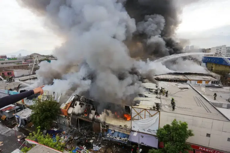 Grave incendio en barrio Meiggs provocado por robo a cajero automático Grave incendio en barrio Meiggs provocado por robo a cajero automático