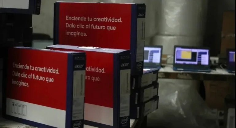 Junaeb enfrenta críticas tras revelarse que 5.000 computadores no distribuidos a tiempo quedaron obsoletos Junaeb enfrenta críticas tras revelarse que 5.000 computadores no distribuidos a tiempo quedaron obsoletos
