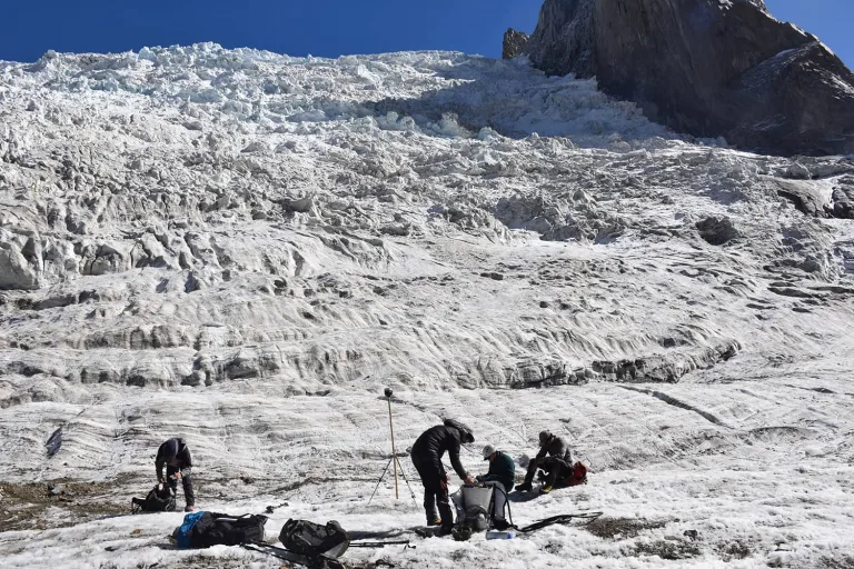 Pérdida significativa en el Glaciar Universidad: Equivale a más de 800 canchas de fútbol Pérdida significativa en el Glaciar Universidad: Equivale a más de 800 canchas de fútbol
