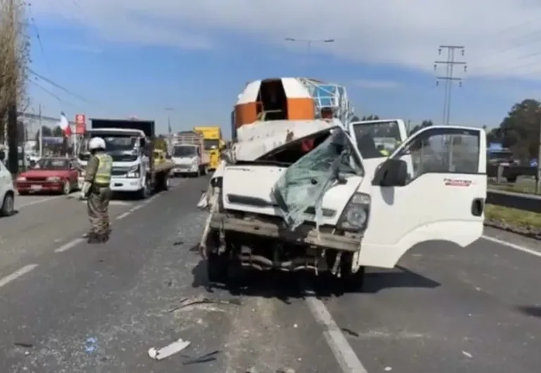 Accidente de tránsito deja dos personas lesionadas frente al cruce Los Niches en Curicó. Accidente de tránsito deja dos personas lesionadas frente al cruce Los Niches en Curicó.