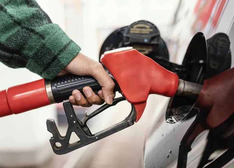 Ministro de Hacienda anuncia importante reducción en los precios de los combustibles antes de Fiestas Patrias