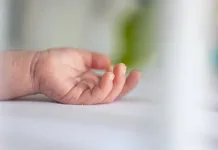 Menor de 9 meses permanece grave tras ingresar con lesiones al Hospital de Curicó mano-bebe