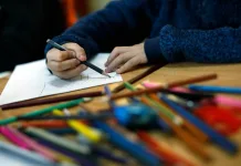 menor-colegio-lapices-pupitre