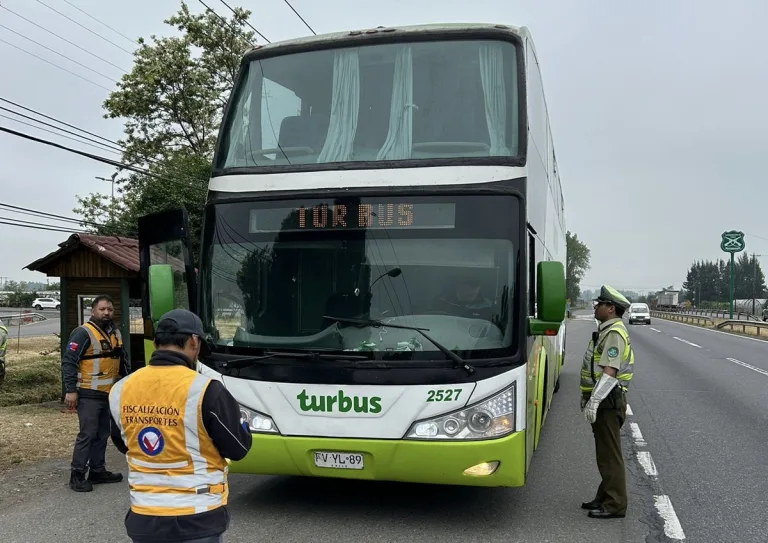 Carabineros de Curicó y Ministerio de Transportes realizan fiscalización de tránsito a buses interprovinciales Carabineros de Curicó y Ministerio de Transportes realizan fiscalización de tránsito a buses interprovinciales