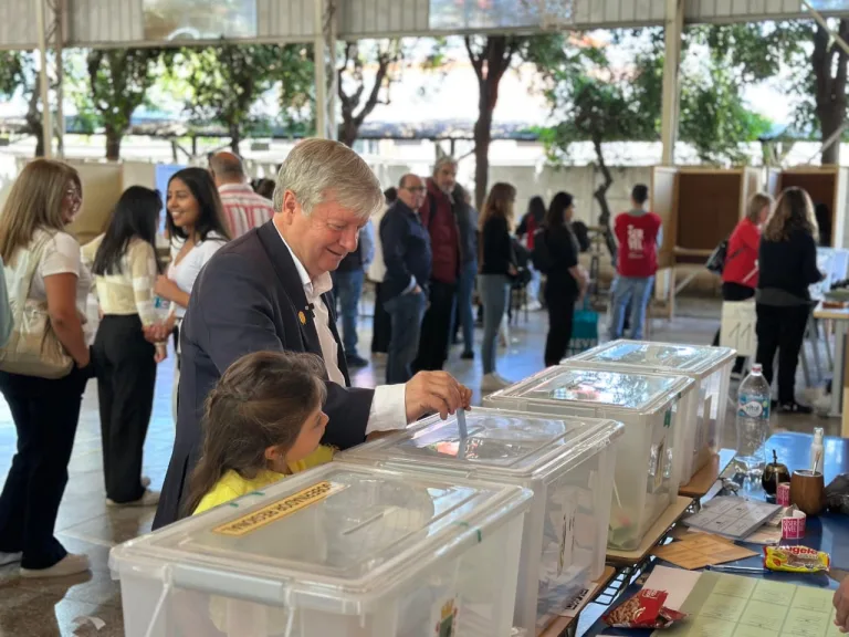 George Bordachar agradece el apoyo de la comunidad tras emitir su voto George Bordachar agradece el apoyo de la comunidad tras emitir su voto