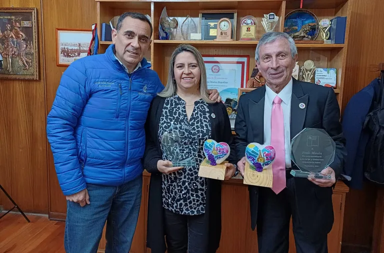 Alcalde de Curicó recibe a Ivonne García y Fredis Morales tras importante reconocimiento en La Moneda Alcalde de Curicó recibe a Ivonne García y Fredis Morales tras importante reconocimiento en La Moneda