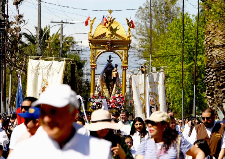Curicó se prepara para la procesión de la Virgen del Carmen Curicó se prepara para la procesión de la Virgen del Carmen
