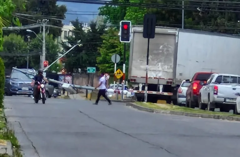 Accidente de tránsito en sector El Boldo movilizo a organismos de emergencia en Curicó Accidente de tránsito en sector El Boldo movilizo a organismos de emergencia en Curicó